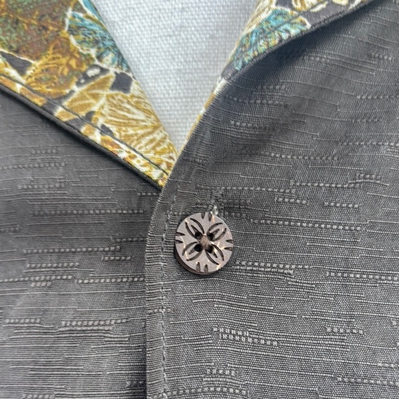 Tommy Bahama brown floral Hawaiian shirt size XL. Silk with coconut buttons - Picture 4 of 12